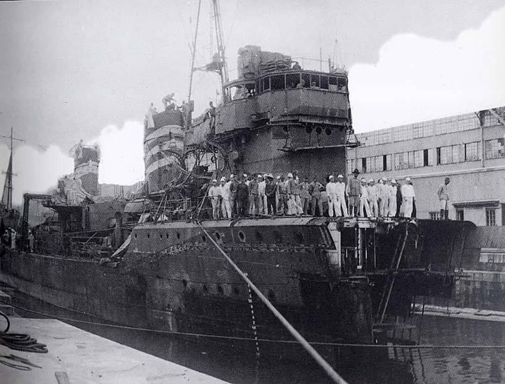 白露号在特鲁克海军基地干船坞内修理B-17轰炸机造成的损伤。1943年，白露号随第27驱逐舰队转战所罗门群岛，在特鲁克遭美军B-17炸伤后入坞抢修；1944年6月15日，该舰在苏禄海为运输船队护航时与油船「清洋丸」相撞，舰体断裂沉没。