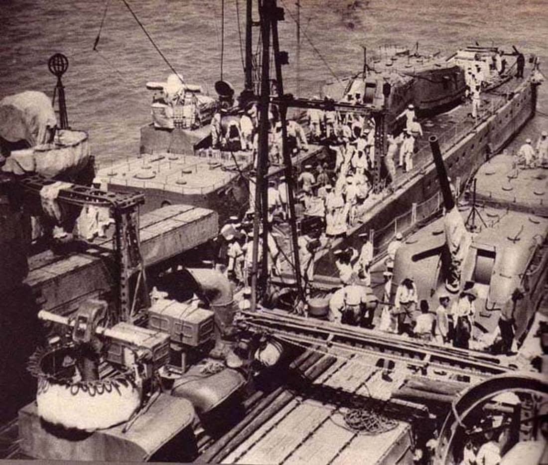 第2驱逐舰队的村雨号与五月雨号并靠停泊（左为村雨号）。村雨号1943年3月6日夜在「布拉基特海峡夜战」中遭美军驱逐舰「沃勒」号鱼雷与炮火夹击沉没；五月雨号1944年8月18日在帕劳维拉斯科礁搁浅，同月25日被美军潜艇「蝙蝠鱼」号击毁断成两截，舰首残骸由日军自行爆破。