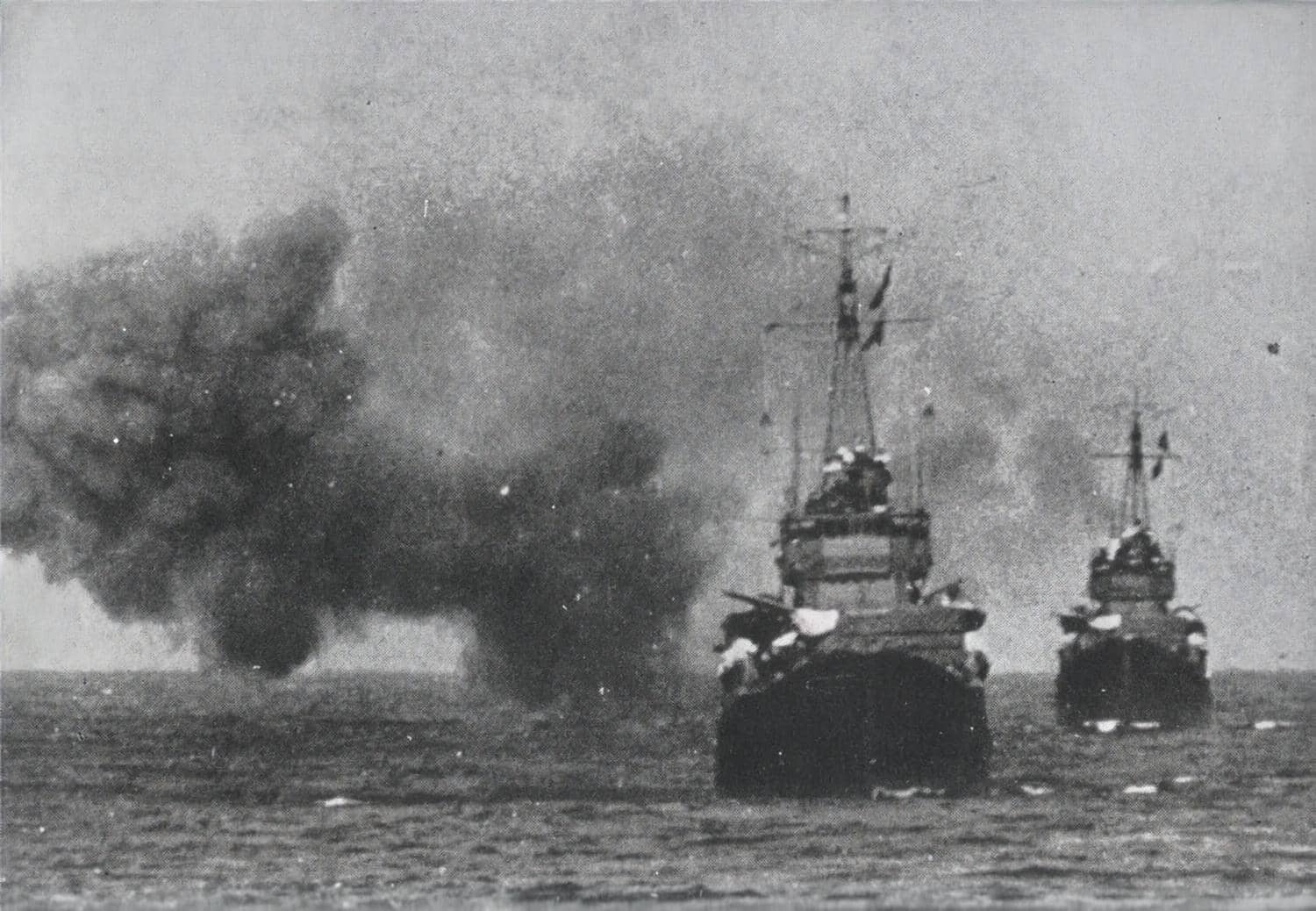 1943年10月7日「韦拉韦拉海战」次日，时雨号与五月雨号在所罗门群岛海域编队航行。同年8月6日「韦拉湾海战」中，江风号与两艘阳炎级驱逐舰被美军驱逐舰群围歼沉没，时雨号因命中舵机的鱼雷未爆炸而侥幸生还；1944年10月25日「苏里高海峡海战」中，时雨号又成为西村舰队唯一生还的舰只。