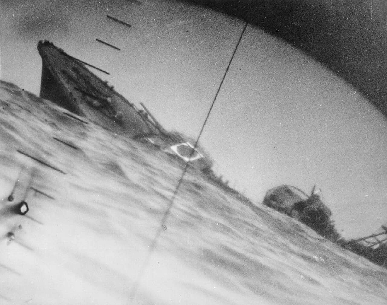 1942年6月25日，山风号在日本横须贺东南约110公里处海域被美国海军「鹦鹉螺」号（USS Nautilus）发射的鱼雷击中沉没，全舰包括舰长在内约227人阵亡，这也是白露级第一艘战沉舰只。此张照片由「鹦鹉螺」号潜艇通过潜望镜拍摄作为击沉证据。