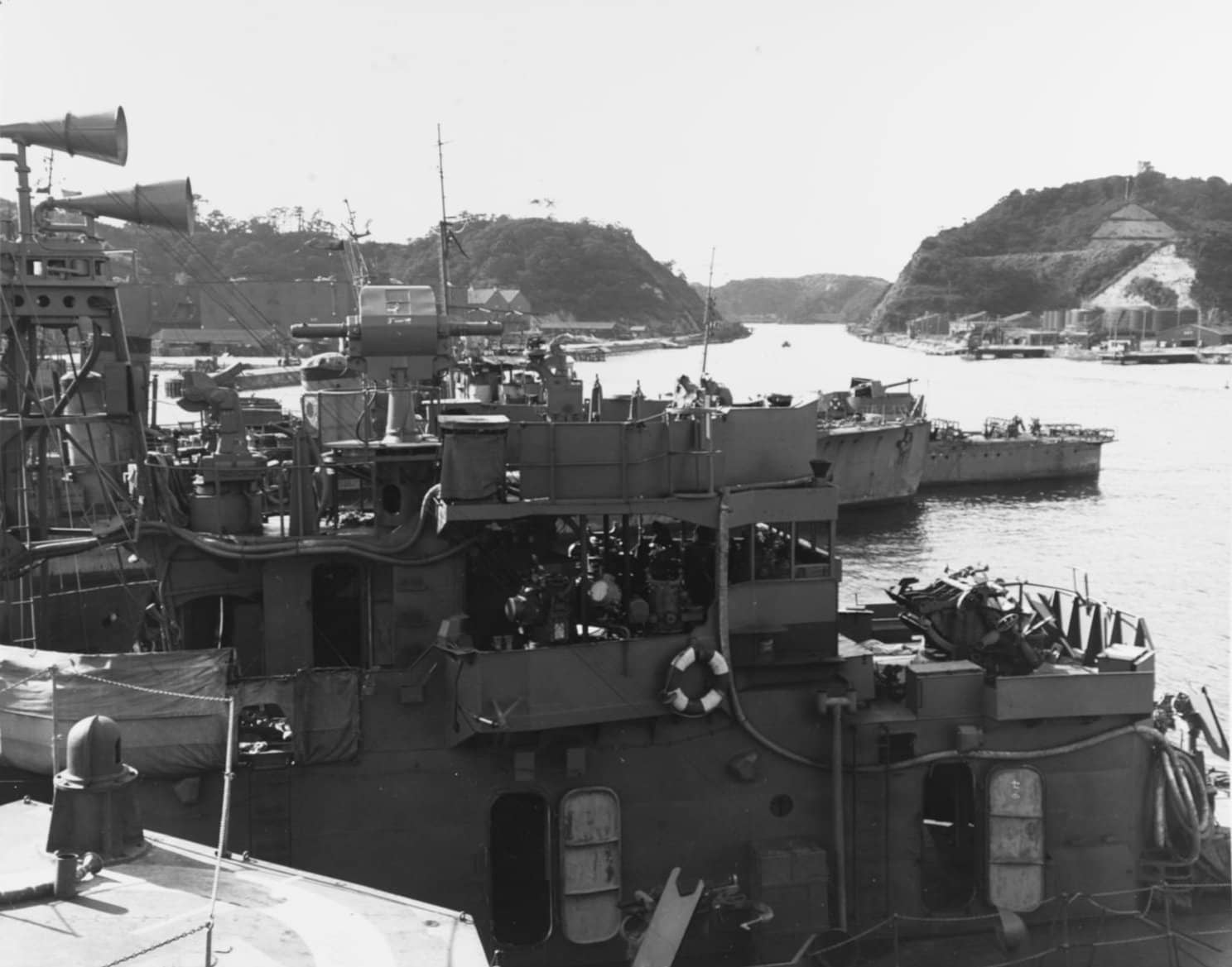 1945年9月8日在横须贺海军基地拍摄的橘级驱逐舰舰桥特写,可见舰桥顶部的雷达天线、测距仪与火控设备、救生圈及25毫米三联机关炮炮座,背景中停泊着两艘旧式驱逐舰。橘级是战后美军拍摄记录最详尽的日本驱逐舰级之一。