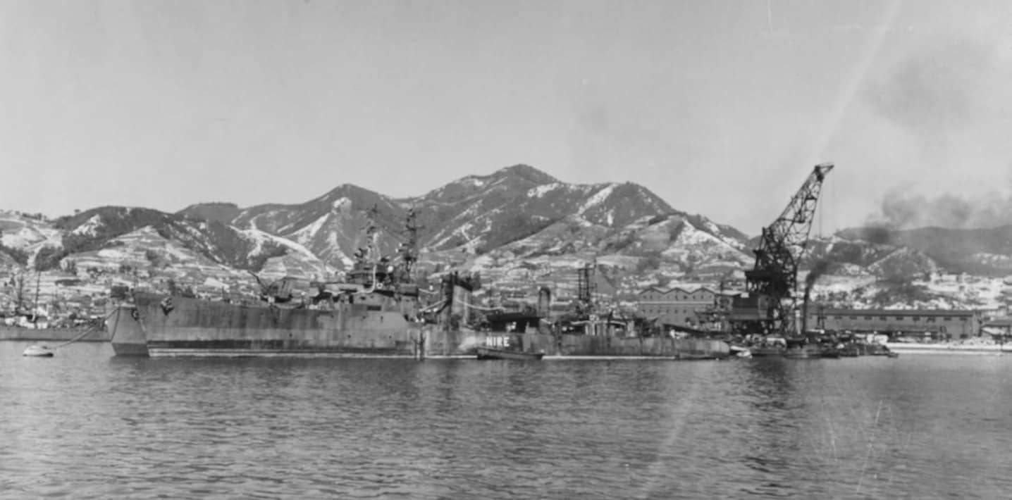 1945年10月16日停泊在吴港等候处理的楡号驱逐舰,舰侧漆有英文舰名。楡号由舞鹤海军工厂建造,1945年1月31日建成;同年6月22日吴港遭美军B-29轰炸机空袭时被重创,未修复,1948年拆解。