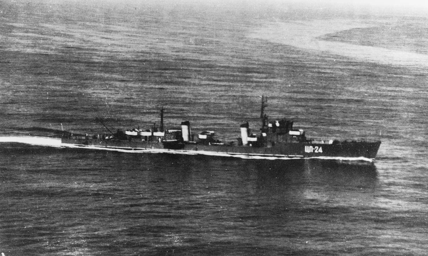 1958年9月3日在日本海执行演习的苏联靶舰「TsL-24」,即原橘级「椎」号驱逐舰。椎号由舞鹤海军工厂建造,1945年3月13日建成;战后移交苏联,改名「沃尔内」号(Вольный),1949年改作靶舰TsL-24,1959年除籍后拆解。