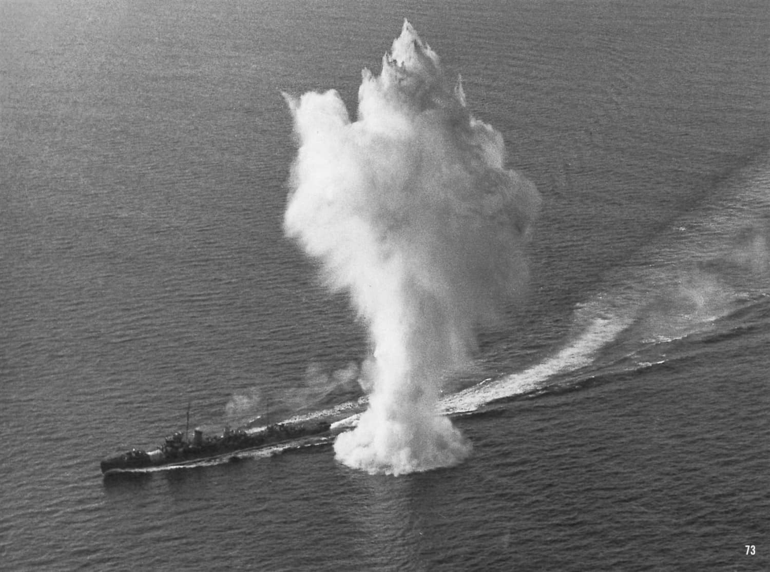 1944年3月30日,「帕劳大空袭」中,第38特混舰队舰载机攻击下的若竹号驱逐舰。若竹号战前长期在濑户内海与南方航线从事护航反潜,是坚持到战争第4年的少数老式驱逐舰之一,最终在「帕劳大空袭」中被炸沉,而它是若竹级中唯一被空袭炸沉的军舰。
