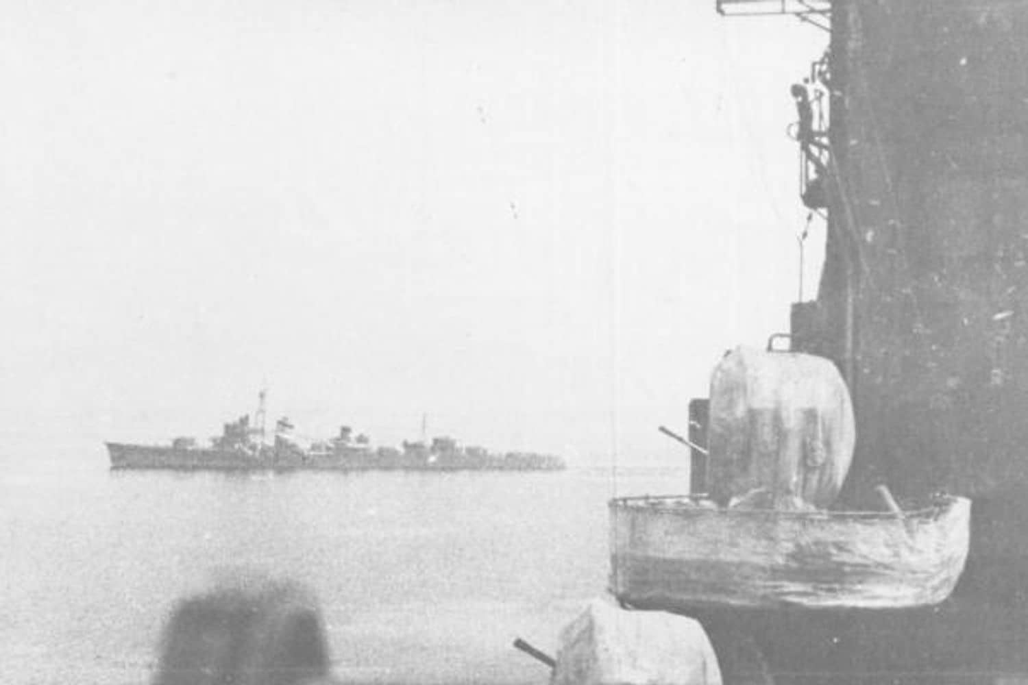 1943年春自战列舰「长门」号拍摄的夕云级玉波号驱逐舰。玉波号1944年7月7日在苏禄海被美军潜艇「明戈」号鱼雷击沉。