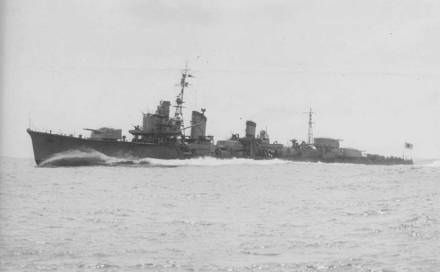 1943年竣工初期的夕云级早波号驱逐舰。早波号1944年6月7日在菲律宾海域被美军潜艇「哈德」号鱼雷击沉。