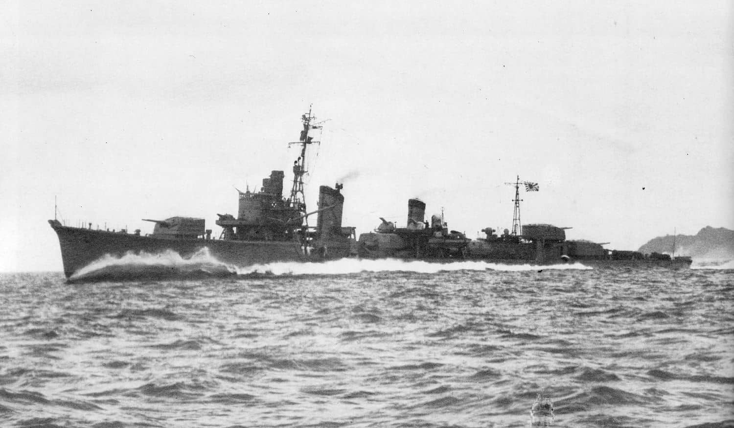 航行中的夕云级滨波号驱逐舰，1943至1944年间摄于太平洋战场。滨波号1944年11月11日「奥尔莫克湾海战」中被美军舰载机炸沉。