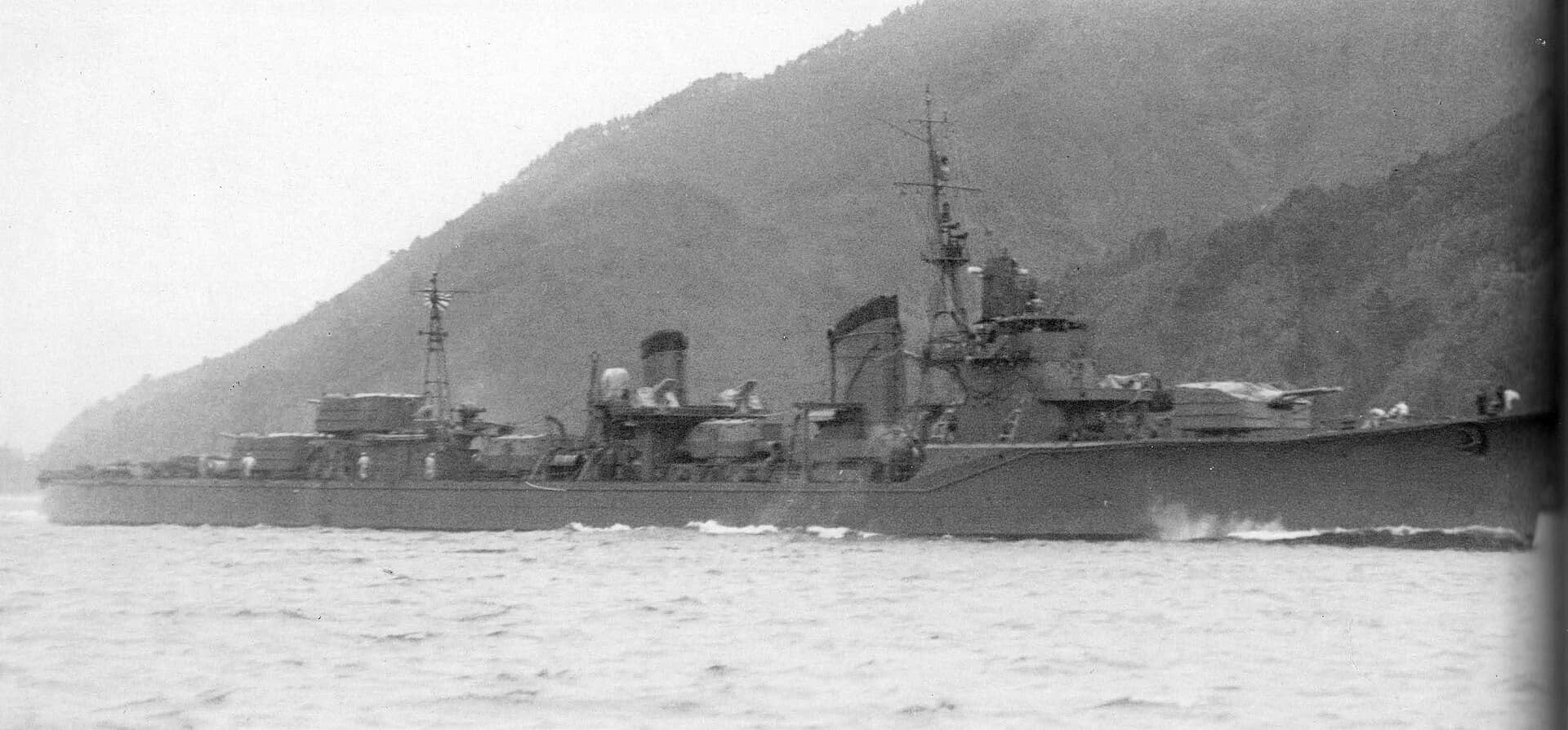 1944年2月拍摄的夕云级早霜号驱逐舰。该舰于1944年10月26日，在塞米拉拉岛（Semirara Island）海域遭遇空袭沉没。