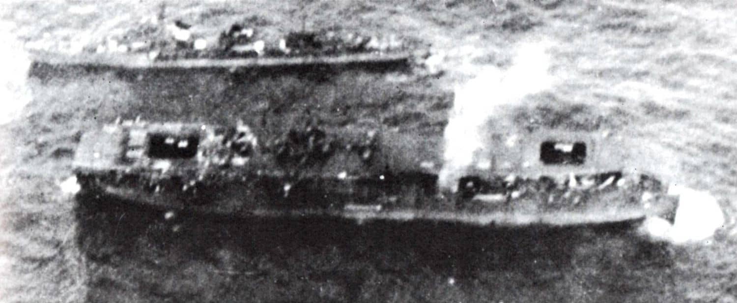 1944年2月8日，横须贺外海伴随遭鱼雷重创的护航航母「云鹰」号的夕云级岸波号驱逐舰。岸波号1944年12月4日在巴拉望岛西北被美军潜艇「弗莱舍」号击沉。