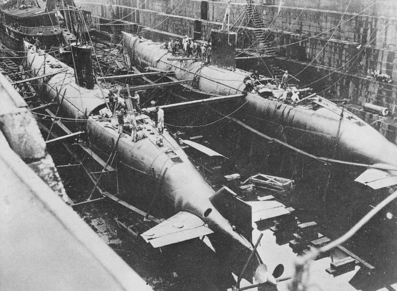1945年3-4月间，在佐世保海军工厂同时建造的波二百〇一、波二百〇二号（波二百〇一型/潜高小型）潜艇。