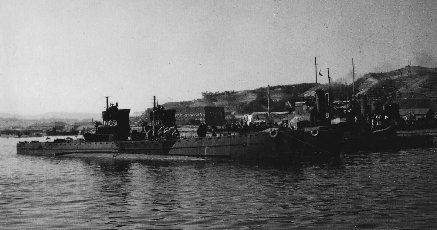 1945年10月16日，停泊在吴港等候处理的波一百〇九号（左一）、波一百一十一号（左二）潜艇。