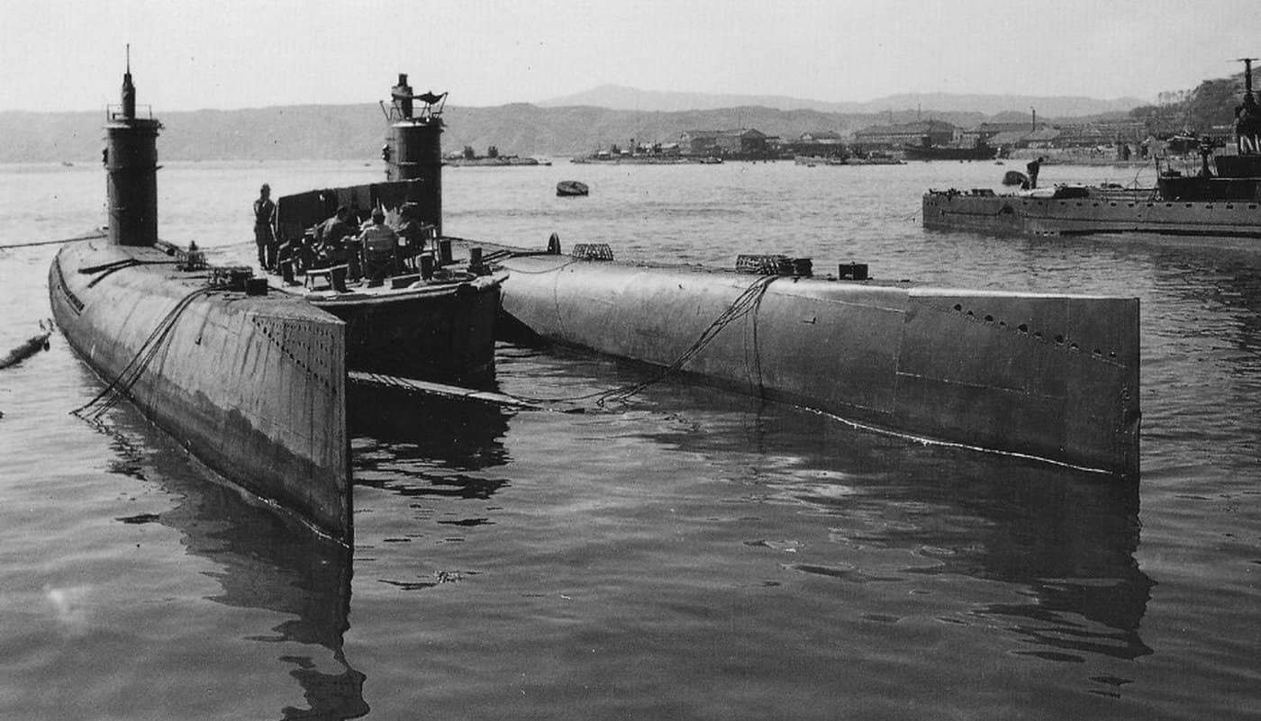 1945年10月16日，停泊在吴港等候处理的波二百〇三号（中）、波二百〇四号（左）和波一百〇九号（右）潜艇。