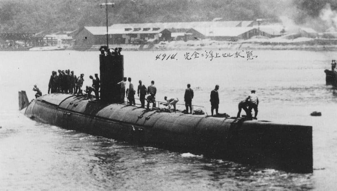1945年6月1日，在佐世保海军工厂下水后的波二百〇四号潜艇。该潜艇属于波二百〇一型，但该型全部潜艇均未及成军即迎停战投降。
