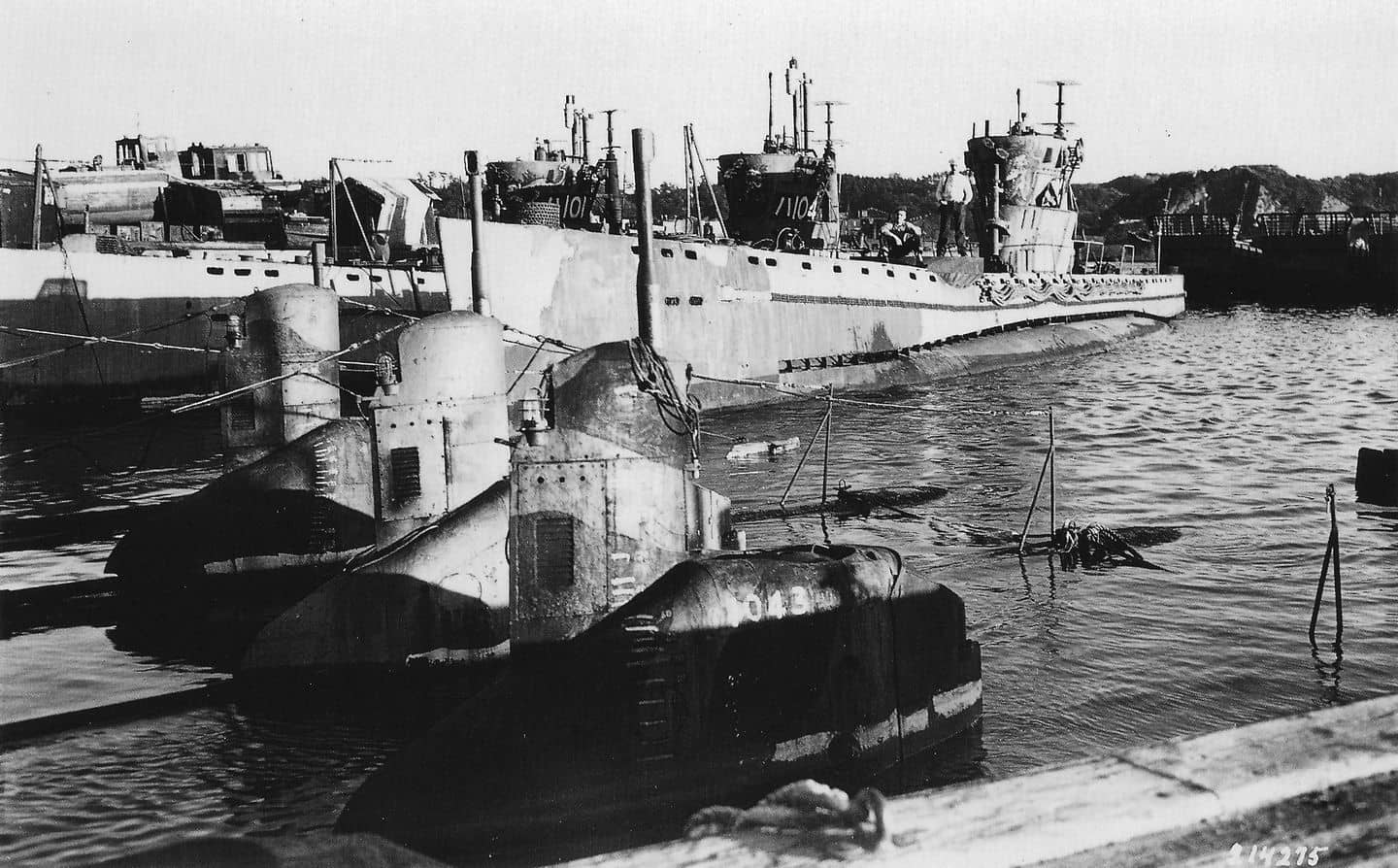 1945年12月8日的横须贺港内，画面上方处从左至右排列的波一百〇一号、波一百〇四号和波一百〇二号（均为波一百〇一型/潜输小型）潜艇。