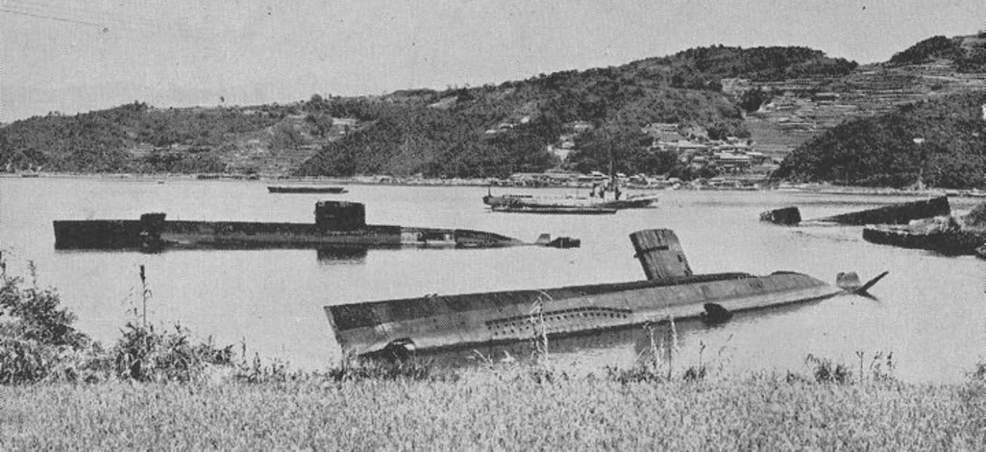 1946年，战后的佐世保港内，波二百〇一型的全部未完成艇（含波二百一十八、波二百二十九、波二百三十号）被凿沉处置。