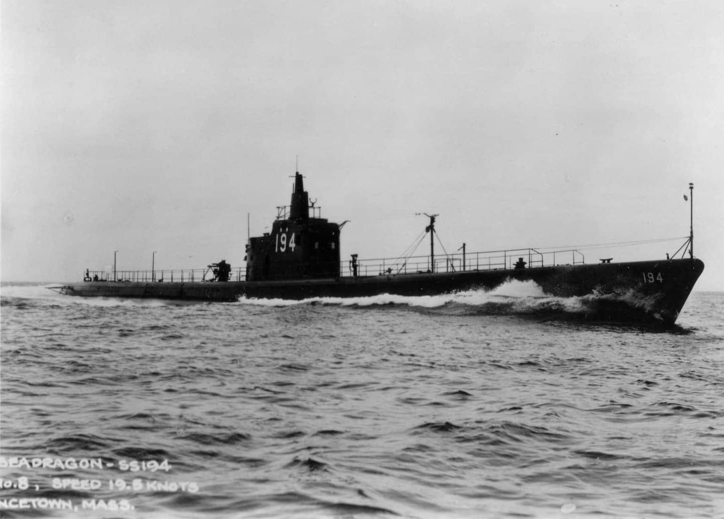 美军潜艇「海龙」号(USS Seadragon, SS-194)在航照片。该艇1942年12月21日在圣乔治角附近海域以鱼雷击沉巡潜一型潜艇伊四。