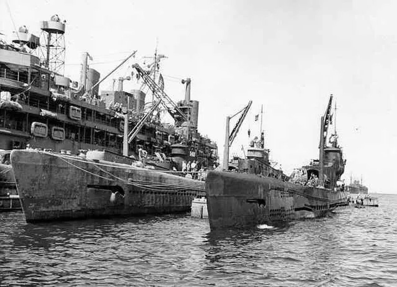 1945年8月29日，日本投降后停泊在美国海军普罗透斯号潜艇母舰（USS Proteus，最左侧）的伊十四号（最右侧）与两艘伊四百级潜艇（注意看潜艇指挥塔的数量有三个，分别是居中停放的伊四百号和靠近潜艇母舰停放的伊四百〇一号）。画面中的三艘潜艇都已解除武装、等待美军检查研究。伊六至伊十四各艇在战争末期命运各异，多数已战没，仅伊十四等少数幸存并在此后被遣送本土接受处理。