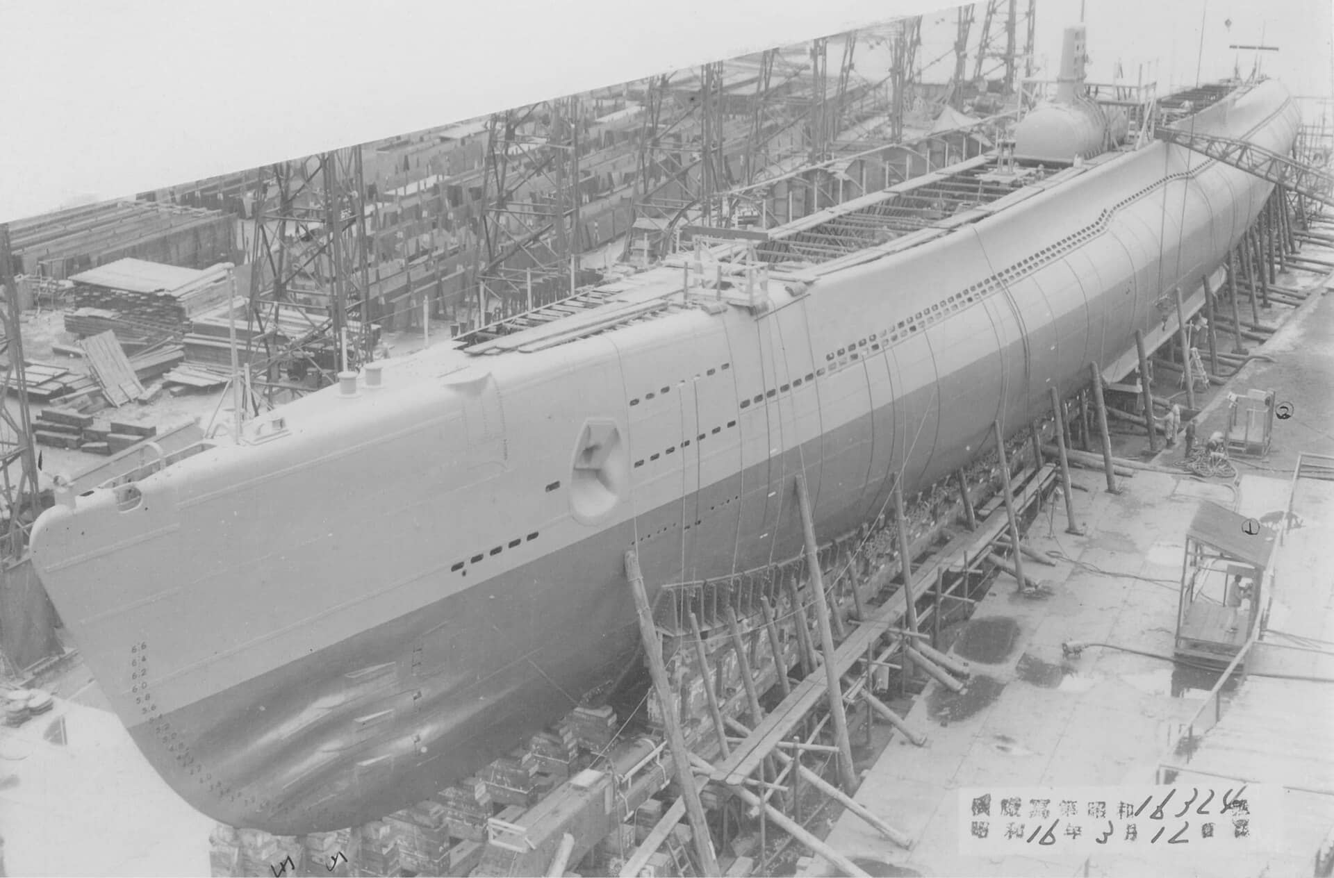 1941年3月12日，还在横须贺海军工厂建造中的伊三十一号（巡潜乙型）潜艇。该艇自1942年5月30日服役后无特别战果，最终于1943年5月13日在霍尔茨湾海域被美军驱逐舰「弗雷泽」号（USS Frazier）击沉。