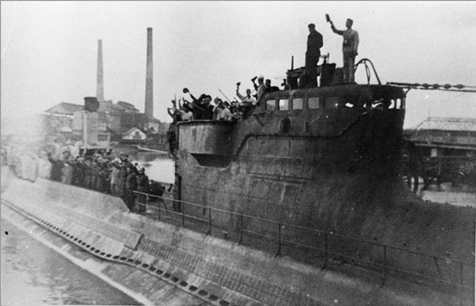1944年4月16日，日本潜艇伊二十九号（巡潜乙型）驶入纳粹占领下的法国洛里昂港的画面。伊二十九号为乙型中的王牌艇，其艇长木梨鹰一是击沉盟军商船最多的日本潜艇指挥官。此外，该艇执行过的重大任务包括：1943年4月26日在印度洋与德国潜艇U-180会合，接载印度国民军领袖钱德拉·博斯及约2吨黄金返回新加坡，并将其送往东京；同年12月抵达法国洛里昂装载德国先进兵器，于1944年3月返航，运回了Me 163火箭发动机、Me 262喷气发动机与V-1导弹弹体等。该艇最终于1944年7月26日，在吕宋岛北面巴林塘海峡被美军潜艇「锯鲛」号击沉，全艇105人阵亡，木梨鹰一追晋海军少将。