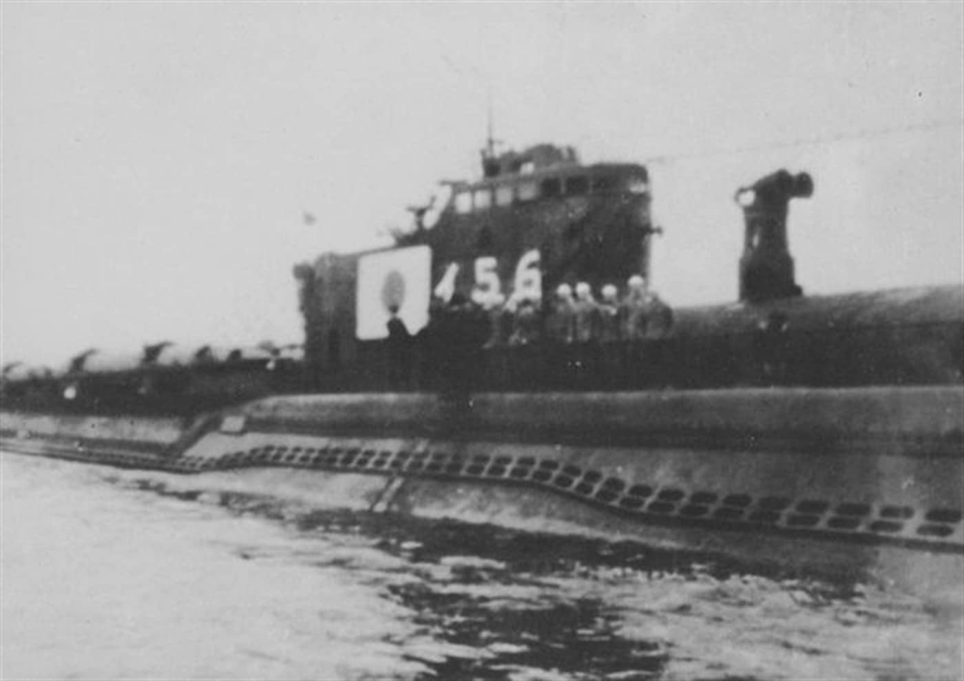 1944年12月21日，在大津（Ōtsu）外海锚泊的伊五十六号（乙改二型）潜艇。该艇由横须贺海军工厂建造，1944年6月8日竣工。同年10月改装为「回天」人操鱼雷母舰，拆除140毫米甲板炮、可载4枚回天并加装雷达；10月24日以鱼雷击伤美军登陆舰「LST-695」号，翌日攻击美军第77.1特混大队未果。1945年3月31日编入「多々良」队，载6枚回天出击冲绳以东北海面，4月在冲绳海域失踪。1945年4月18日美军舰载机与驱逐舰在冲绳附近击沉的潜艇很可能即伊五十六号，全舰122人战死。