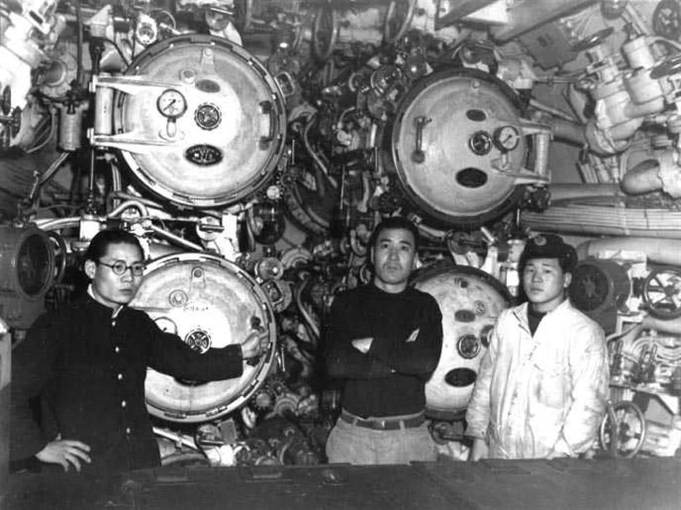 1946年，佐世保美军接收的伊五十八号潜艇前部鱼雷舱。该艇以击沉「印第安纳波利斯」号成为日军潜艇太平洋战争最大战果，1946年4月1日在五岛列岛外海「公路尽头」作战中被美军作为靶舰击沉。