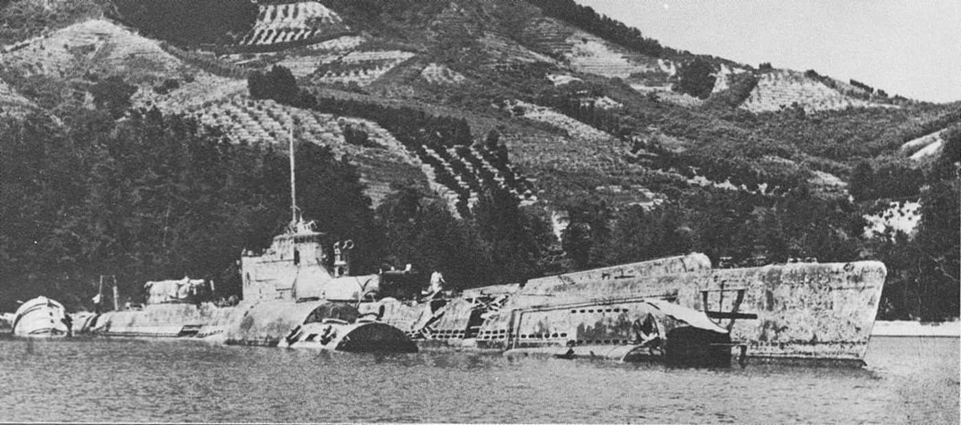 1953年7月31日打捞出水的伊三十三号（巡潜乙型）潜艇残骸，该艇于1944年6月13日在濑户内海试航时沉没。