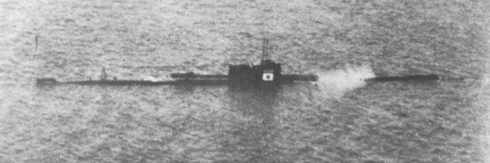 1942年，正在海上航行的巡潜乙型首舰伊十五号潜艇。该艇在服役期间虽无特大战果，但参与了珍珠港偷袭、阿留申群岛与所罗门群岛侦察，以及圣克鲁斯海战等重大战役，最终于1942年11月10日在圣克里斯托瓦尔岛附近海域被美军快速扫雷舰「南达德」号（USS Southard）使用深弹和火炮击沉，其全舰91人全部阵亡。