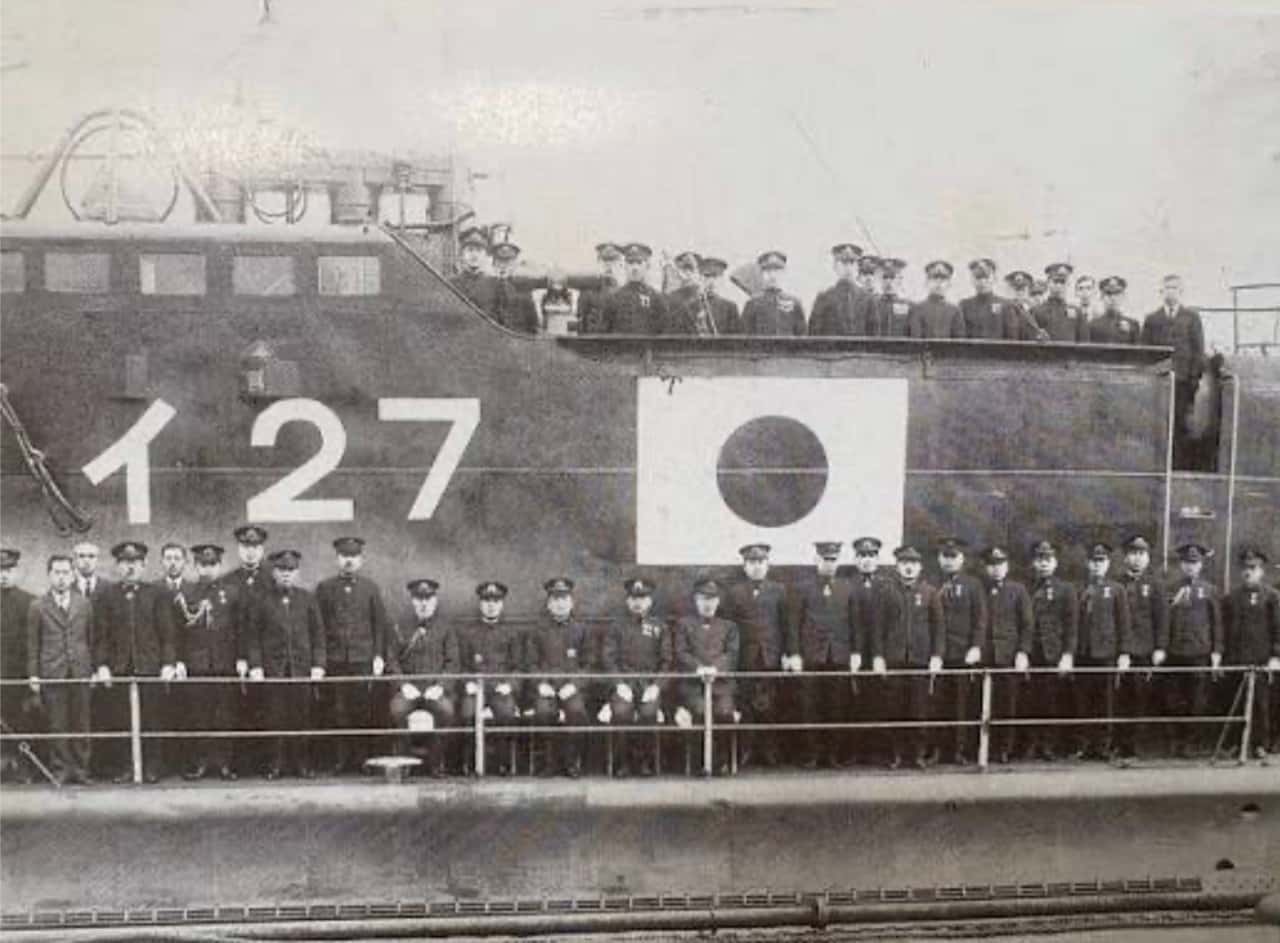 1942年1月31日，服役初期的伊二十七号（巡潜乙型）潜艇艇员在该艇指挥塔前的合照。
