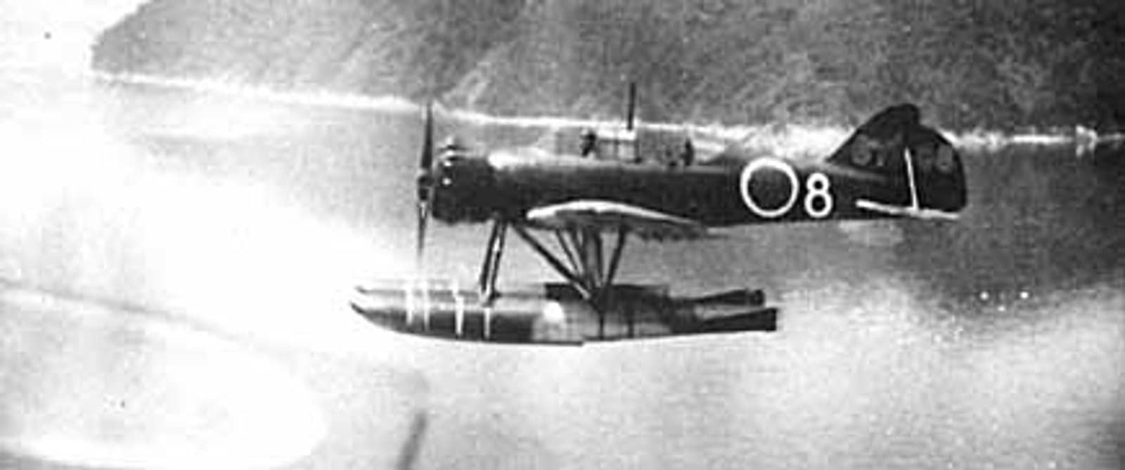 1942年，横须贺E14Y水上侦察机飞行中的画面——巡潜乙型各艇正是以这种飞机空袭美国本土并执行远洋侦察。
