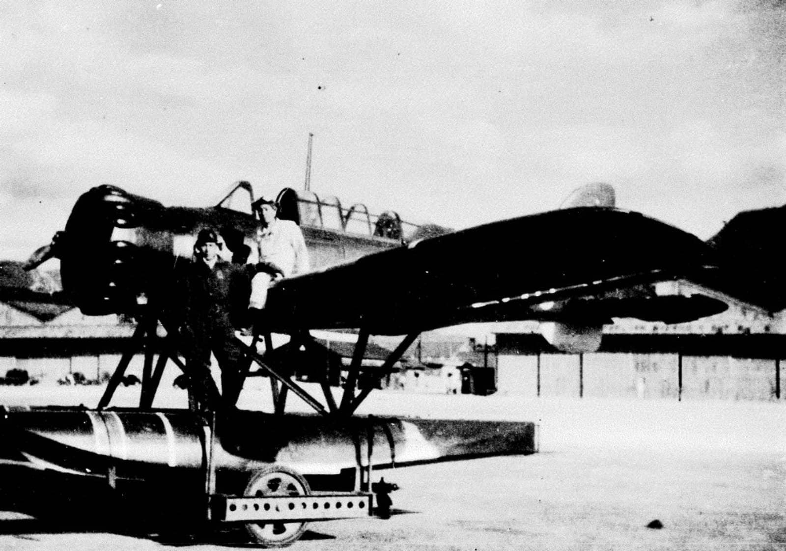 1942年，伊二十五号艇载机飞行员藤田信雄与E14Y水上侦察机（盟军代号「格伦」）合影——该机曾两次空袭美国俄勒冈州，使美国本土首次遭到飞机轰炸。