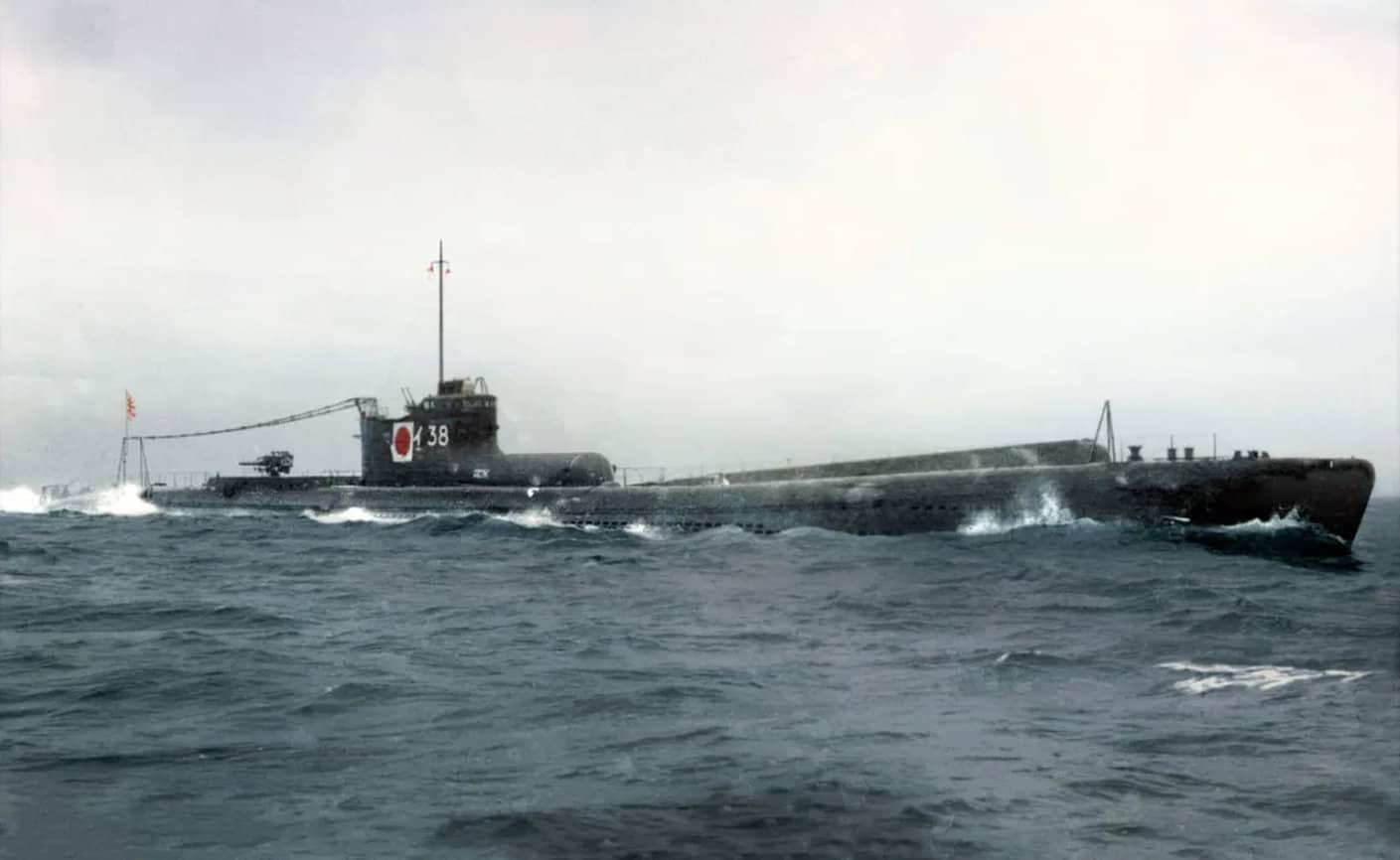 老照片修复：1943年1月，海试中的巡潜乙型伊三十八号潜艇。该艇无特别战果，多次参与运输物资和高级军官，并首次安装了Unpoto火炮滑橇运输系统。最终于1944年11月13日被美军驱逐舰「尼古拉斯」号击沉号（USS Nicholas）在帕劳以东海域击沉，全舰110人全员战死。