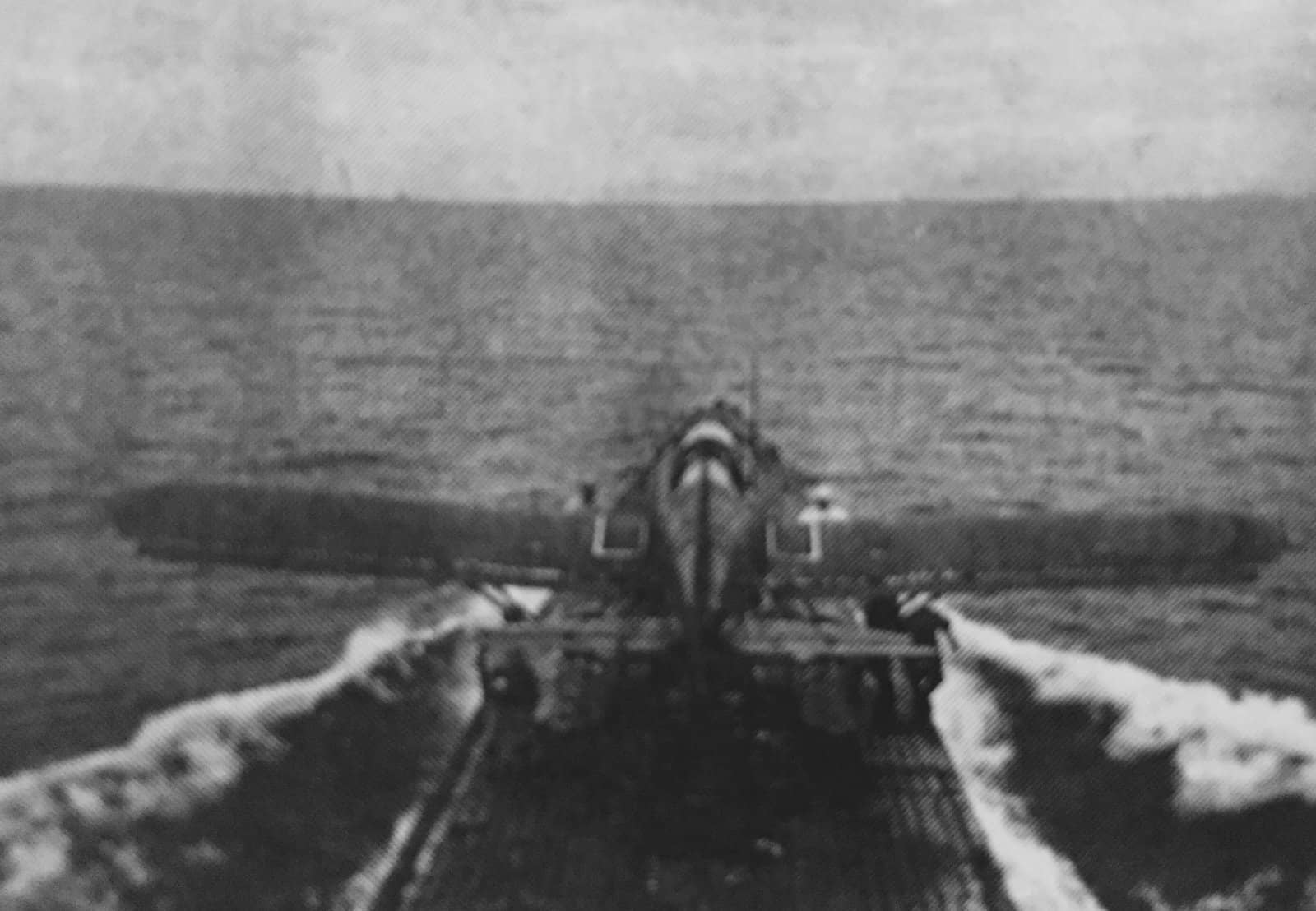 1943年8月，伊二十五号（巡潜乙型）潜艇放飞其携带的舰载侦察机（E14Y）画面。