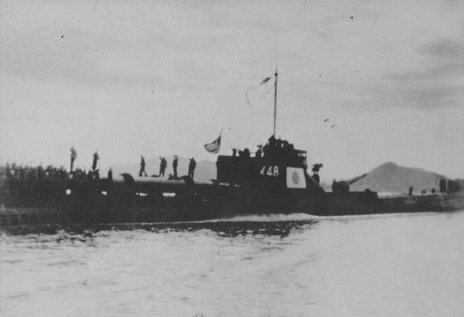 1945年1月9日，停泊于大津岛海军基地的伊四十八号（丙型后期批）潜艇。该艇由佐世保海军工厂建造，1944年9月5日竣工，为丙型末舰。1944年末改装「回天」人操鱼雷母舰，1945年1月23日在乌利西附近海域执行「回天」攻击作战时，被美国护航驱逐舰「科贝西尔」号与「康克林」号击沉。