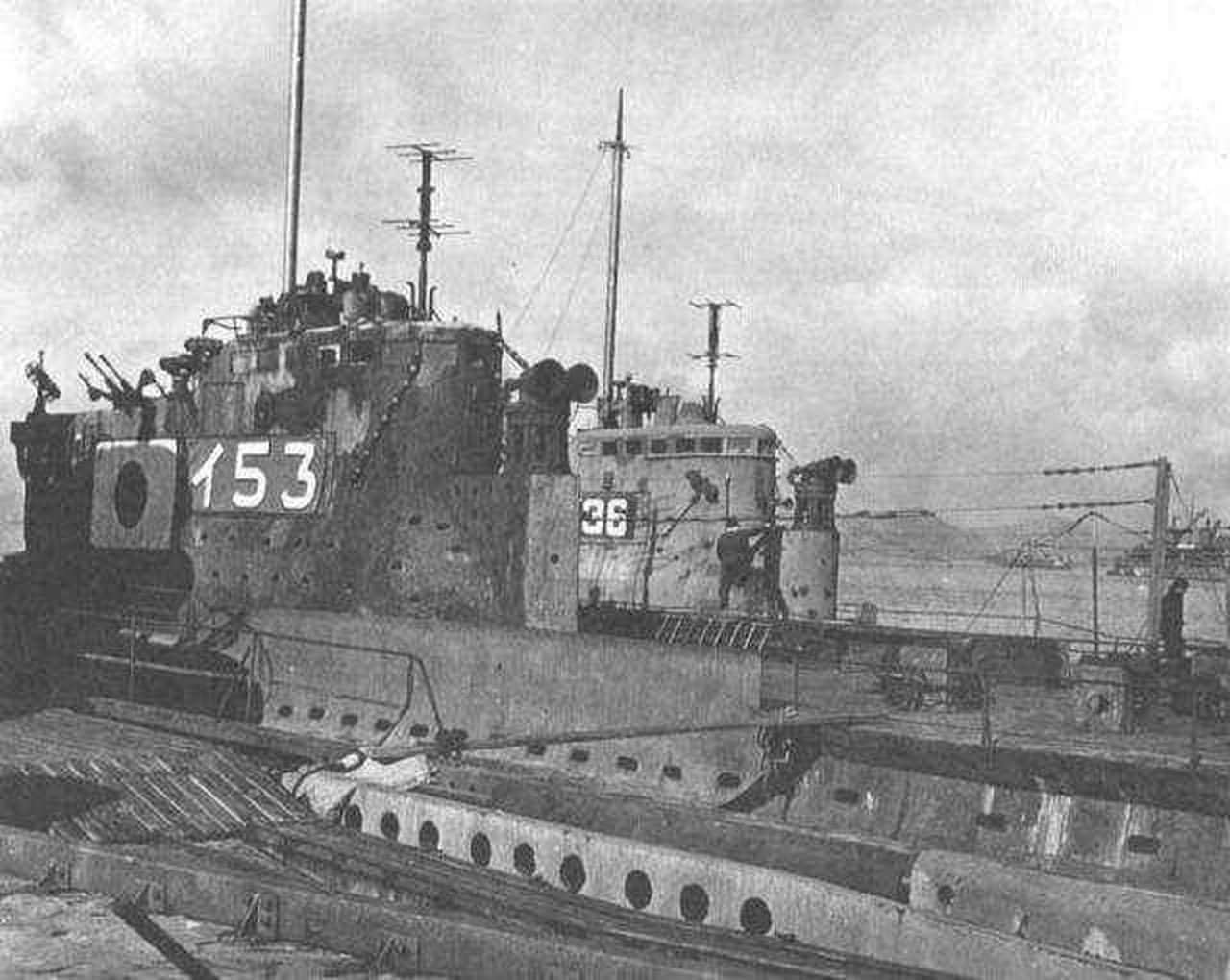 1945年1月，执行「回天」人操鱼雷任务后回到吴港锚泊的丙改型伊五十三号与乙改伊三十六号潜艇。注：伊三十六号潜艇于1944年9月1日改装为「回天」鱼雷母舰，曾与伊三十七号潜艇、伊四十七号潜艇执行了首次携带「回天」鱼雷前往帕劳攻击盟军舰船的攻击任务。此外，极为巧合的是，伊五十三和伊三十六号这两艘潜艇均幸存至战争结束，并且同于1946年4月1日在长崎五岛列岛被美军当作靶船击沉或凿沉。