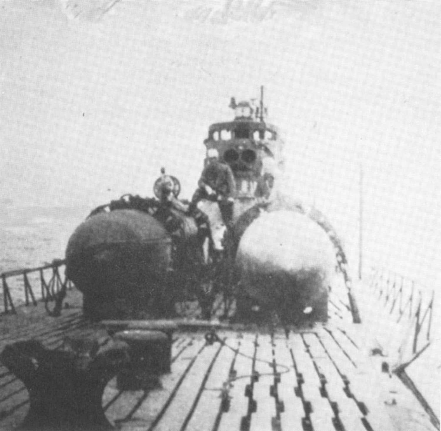 1945年，「回天」人操鱼雷堆放在回天母舰（疑为伊五十三号或伊三十六号）甲板上的画面。
