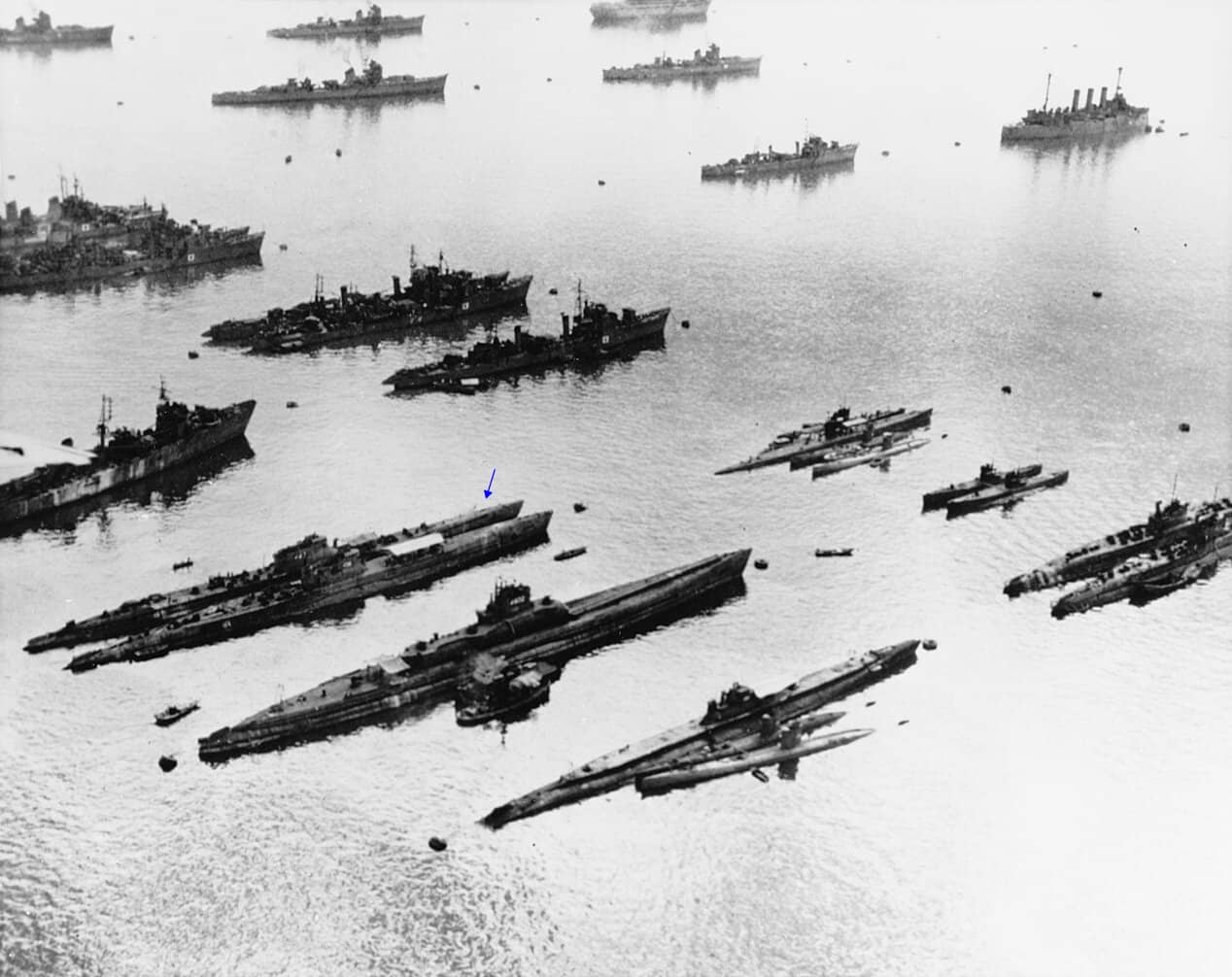 1945年10月，日本投降后停泊吴港、等候处理的的日本各式幸存舰船。其中包括：驱逐舰花月号（Hanatsuki）、夏月号（Natsutsuki）、春月号（Harutsuki）、宵月号（Yoitsuki）、夕风号（Yukaze）、以及潜艇伊三十六号、伊四十七号、伊四百〇二号等各型潜艇。图中伊四十七号与伊三十六号并排停泊，位置在一排靠左（蓝色箭头处）。