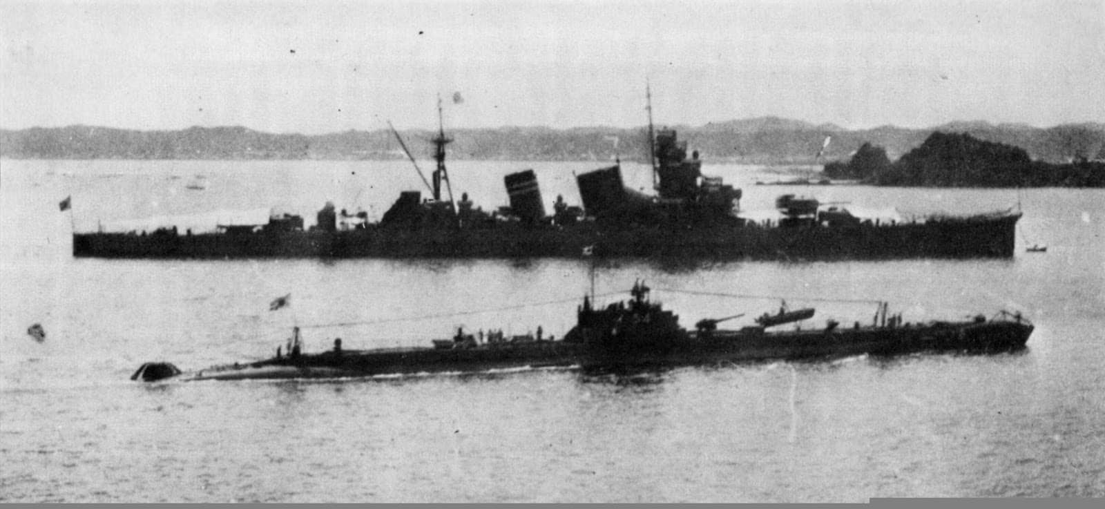 1930年,与重巡洋舰「衣笠」号一同锚泊在某地的海大3型伊五十四号潜艇。该艇在服役期间战绩平平,于1942年3月10日被重新编入日本吴镇守府(Kure Naval District)下辖的吴警备队作为训练艇,后期停泊在吴港处于无人值守状态,至1945年11月20日退役,最终于1946年5月在濑户内海的伊予滩(Iyo-nada)作为靶船被击沉。
