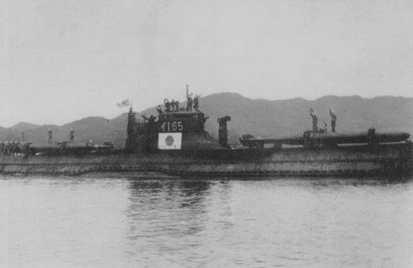 1945年改为「回天」鱼雷母舰的海大5型伊一百六十五号潜艇。该艇在1942年间击沉了多数盟军商船与运输船,于1945年6月27日在马里亚纳群岛海域被美国海军巡逻轰炸机发现击沉。