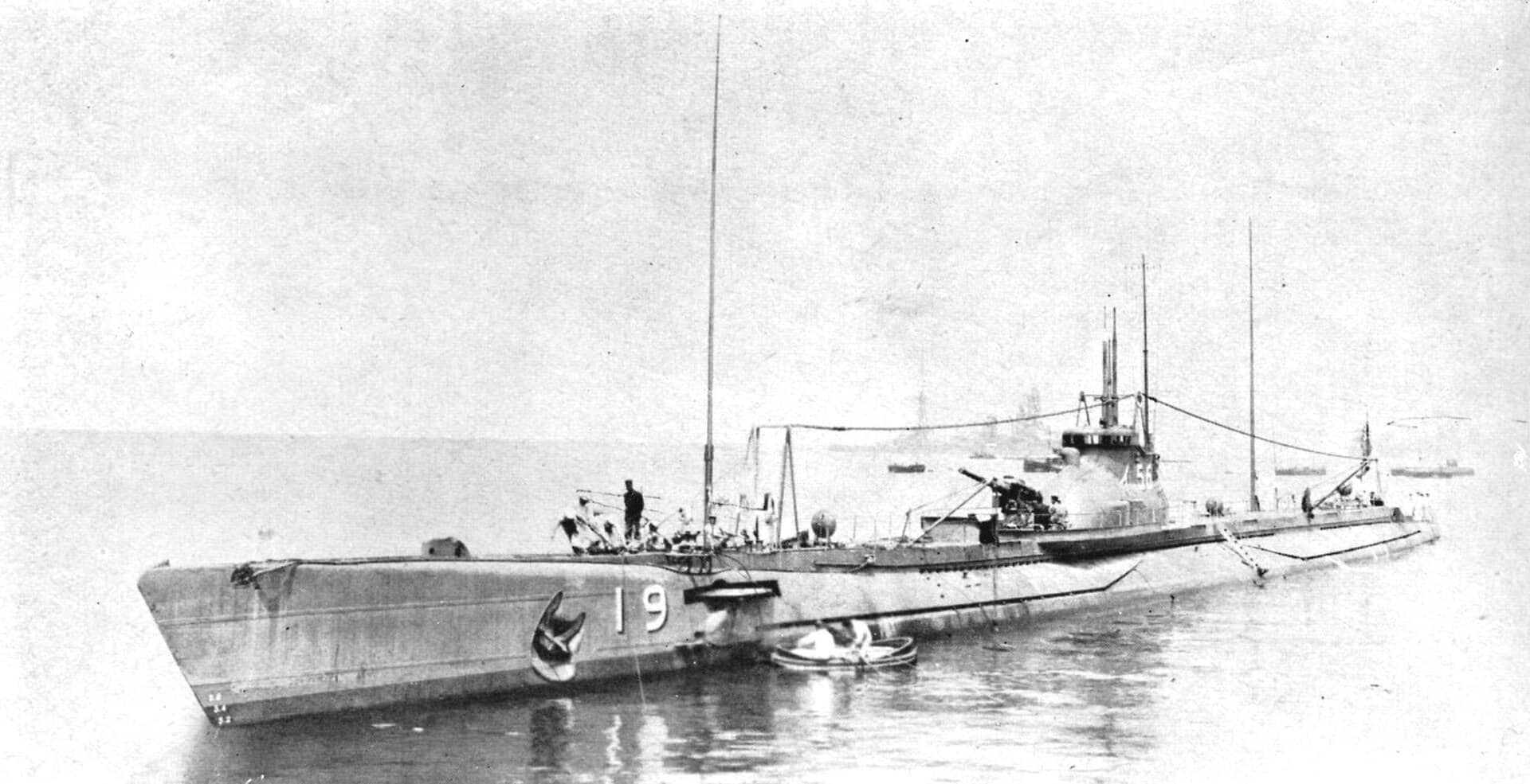 1930年,停泊在港口的海大3b型伊五十六号潜艇。该艇在1941年至1942年间击沉了多数商船,在吴港潜艇学校改为训练艇后一直幸存到战争结束,最终于1945年11月30日退役,于1946年4月1日在五岛列岛海域作为靶船被击沉。
