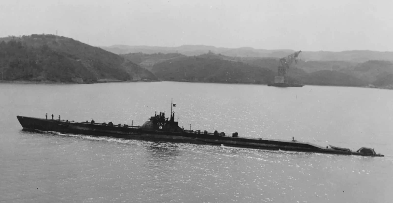 1942年,航行在新加坡附近海域的海大3b型伊一百五十七号(即原伊五十七号)潜艇。该艇同样战绩平平,二战后期加装了「回天」人操鱼雷,多执行训练和运输任务,和其他大多数幸存下来的日本潜艇一样,它也在1946年4月1日,在五岛列岛海域作为靶船被击沉。