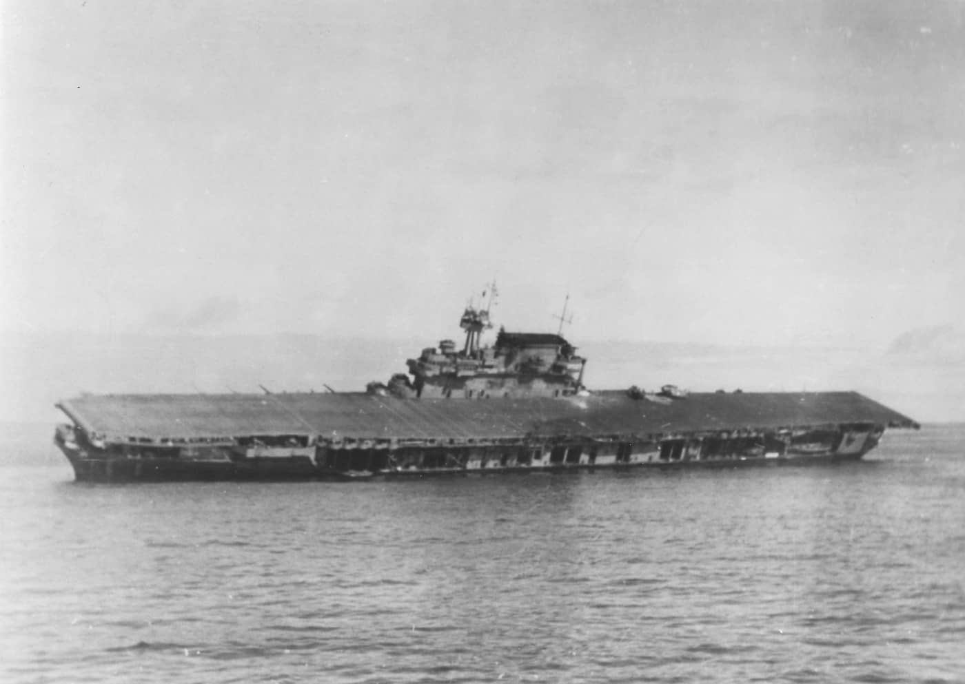 1942年6月4日下午,「中途岛海战」中被日本舰载机重创的美军航空母舰「约克城」号严重倾斜、被迫弃船,机库甲板仍停放着两架F4F「野猫」战斗机,该舰3天后被潜入美军警戒圈的海大6型伊一百六十八号潜艇发射鱼雷击沉。这也成为了海大型潜艇在太平洋战争中的最大战果。