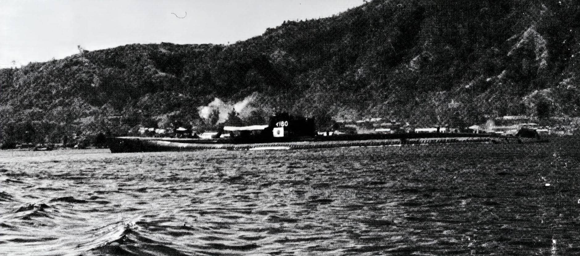 1943年9月9日,驶入拉包尔的海大7型伊一百八十号潜艇。海大7型是海大型的最后一个子型号,伊一百八十号潜艇在7型中也算是战功不菲,其于1943年间重创和击沉了4艘盟国商船(大部分7型艇都无甚战果),其自身于1944年4月27日被美国海军护航驱逐舰「吉尔莫尔」号(USS Gilmore)在荷兰港附近海域击沉。