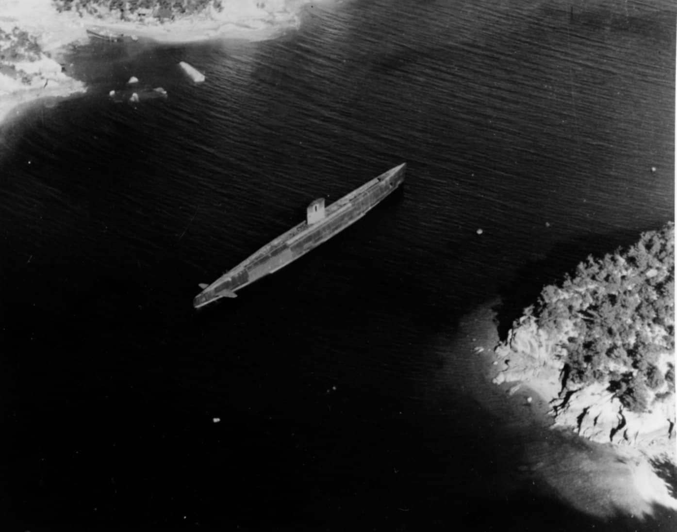1945年10月,日本吴港附近海域拍摄到的一艘伊二百〇一型潜艇(舷号不明)。