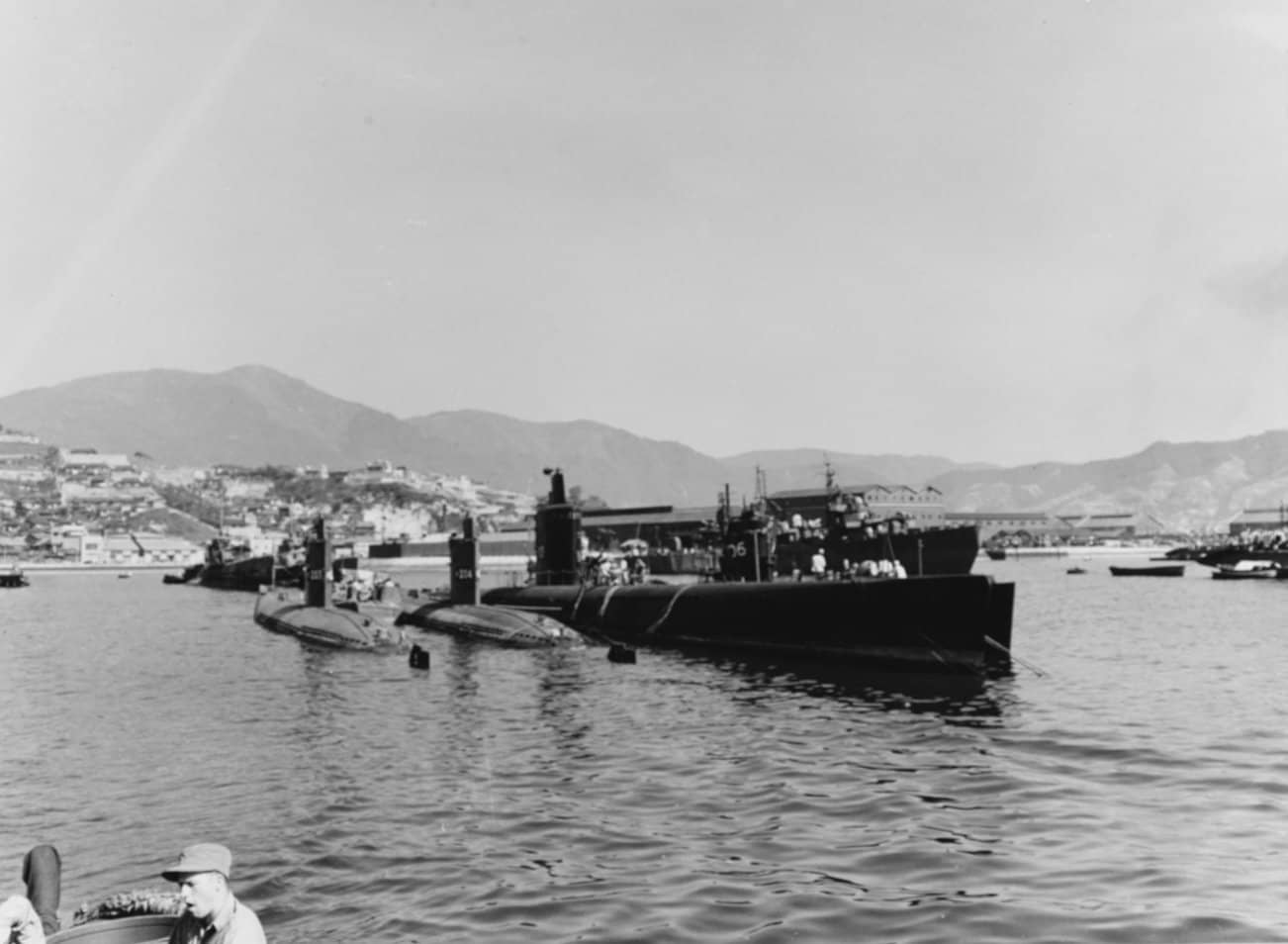 1945年10月16日,停泊吴港的日军潜艇群。画面包括波二百零三、波二百零四、伊二百零三与波一百零六等,终战后残余日军潜艇被集中于此等待美军处置。
