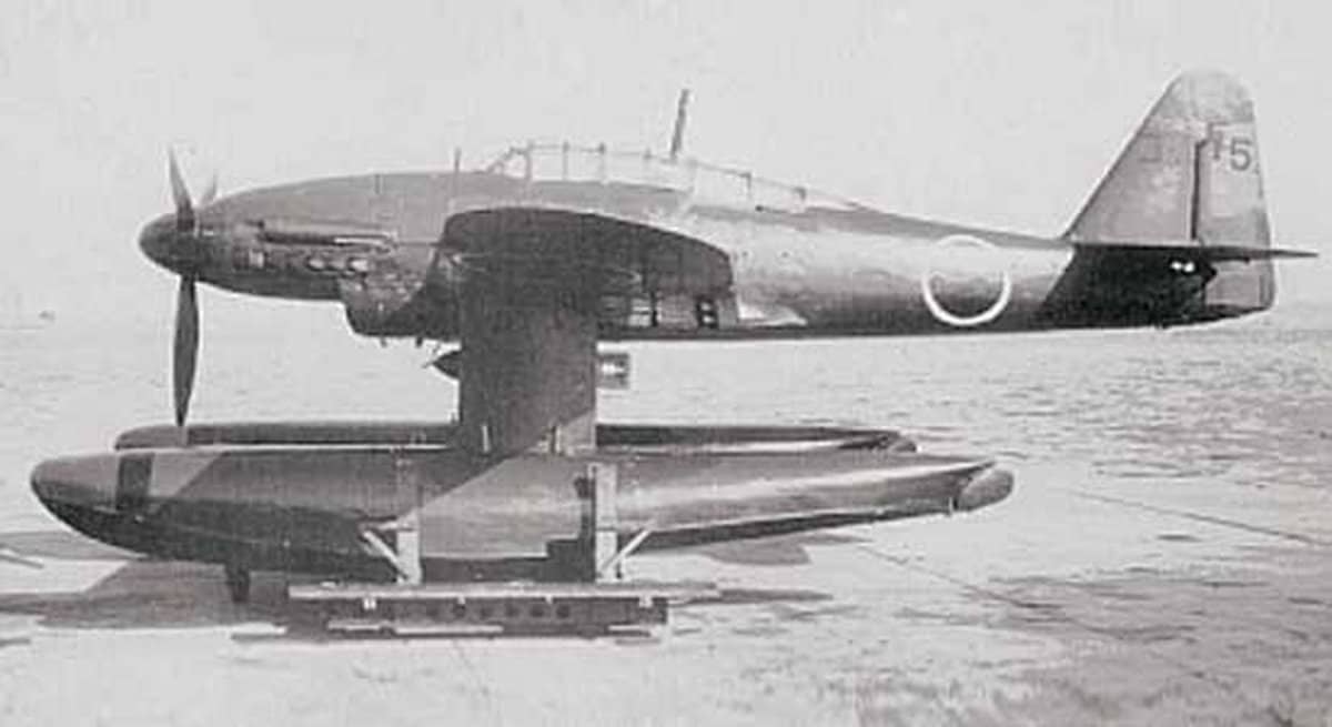 爱知M6A1「晴岚」攻击机是专为伊四百型潜艇设计的折叠翼水上攻击机,可挂载800公斤炸弹,机翼可液压向后折叠收纳于艇上机库,机翼向后折叠后整机轮廓不超过螺旋桨直径。该机可在约30分钟内完成展开、弹射与回收的整套流程。