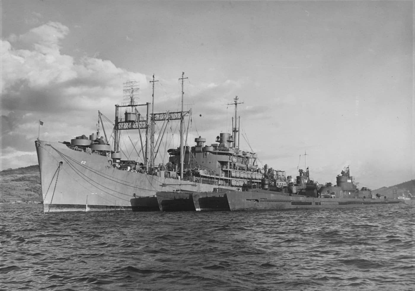 美军潜艇母舰「尤利莱」号(USS Euryale)1945年11月停泊佐世保,旁靠三艘大型日军潜艇(包括两艘伊四百型潜艇)供美军研究。
