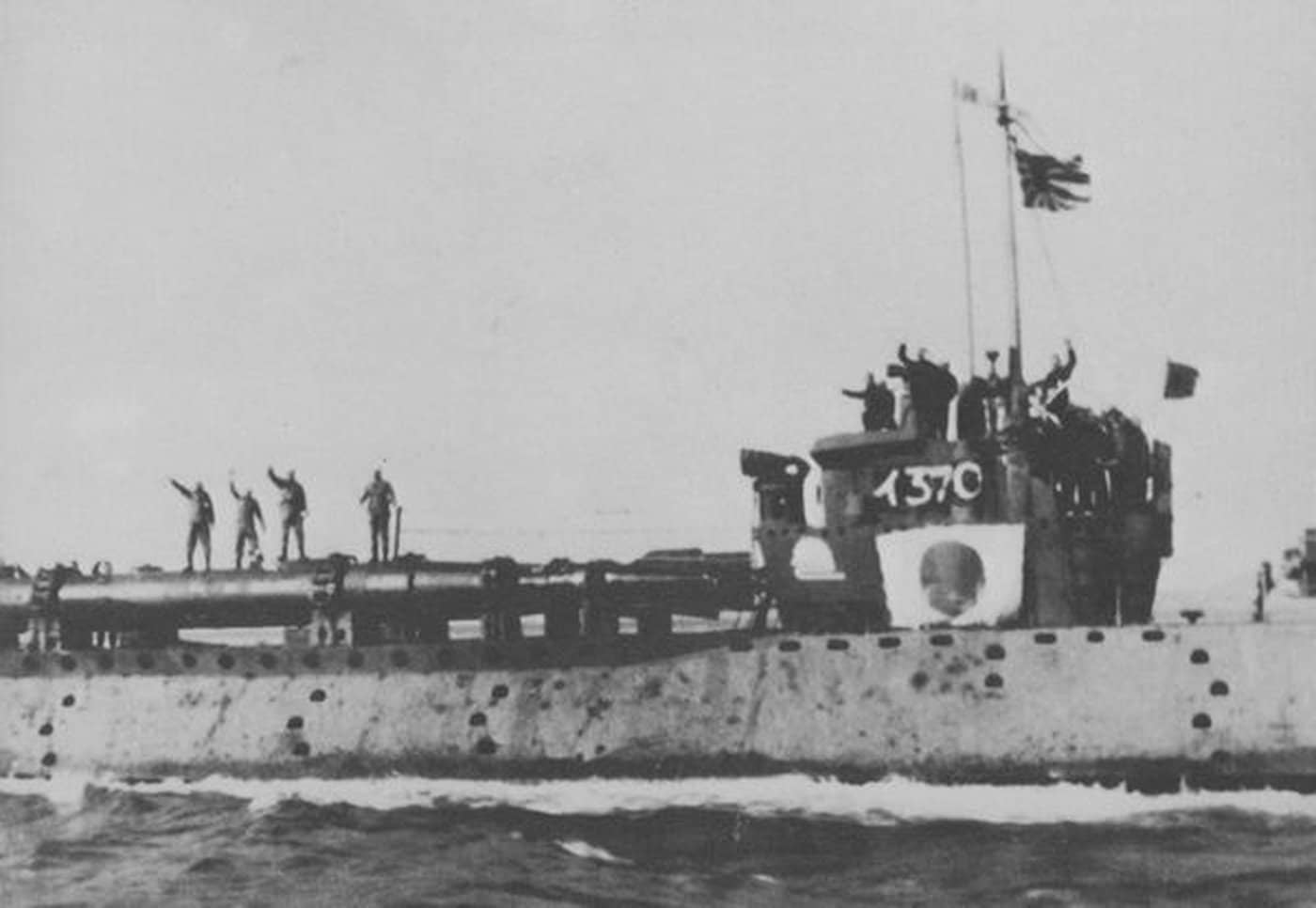 1945年2月21日,在大津岛海军基地(日军的「回天」鱼雷基地)拍摄的搭载「回天」人操鱼雷(准备前往硫磺岛进行自杀攻击)的伊三百七十号运输潜艇。该艇于1944年9月4日竣工服役,于1945年2月26日(即这幅照片拍摄的5天后)被美军护航驱逐舰「芬尼根」号(USS Finnegan,DE-307)击沉,艇上84名人员(含5名准备执行自杀任务的「回天」鱼雷驾驶员)无人生还。