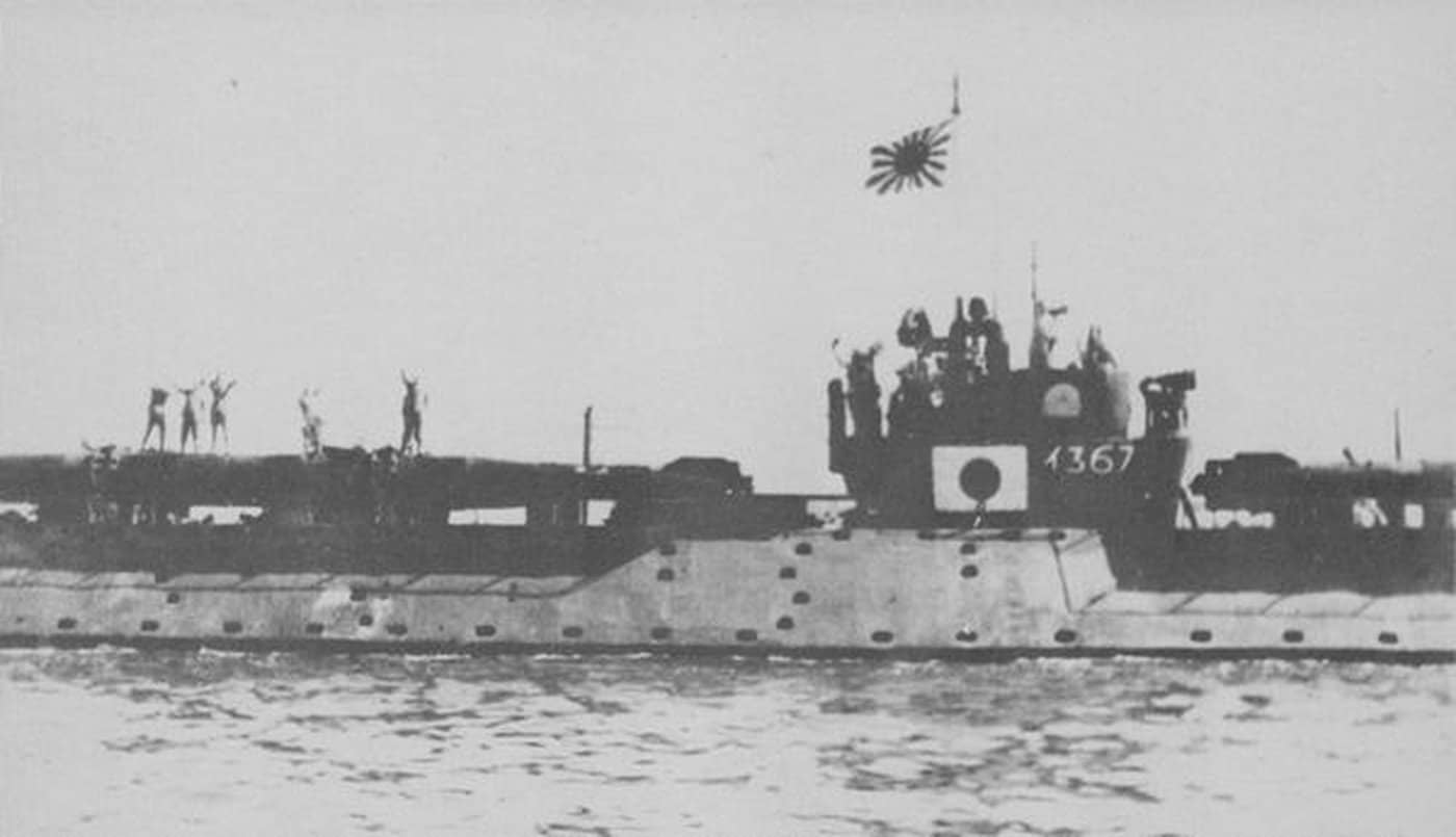 1945年7月19日,在大津岛海军基地拍准备出击、搭载「回天」鱼雷的伊三百六十七号运输潜艇。该艇于1944年8月15日竣工服役,幸存到了战后,于1946年4月1日被凿沉。