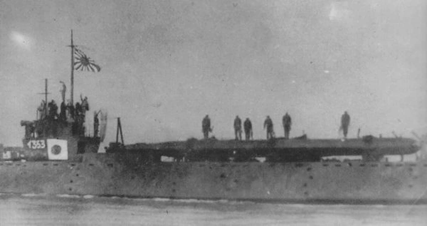 1945年7月末拍摄的搭载「回天」鱼雷的伊三百六十三号运输潜艇。该艇于1944年7月8日竣工服役,幸存到了战争结束之日,然而在1945年10月27日,其从吴港启航前往佐世保时触碰了一枚二战期间布设的水雷,触雷沉没,艇上36人丧生,另有10人获救。