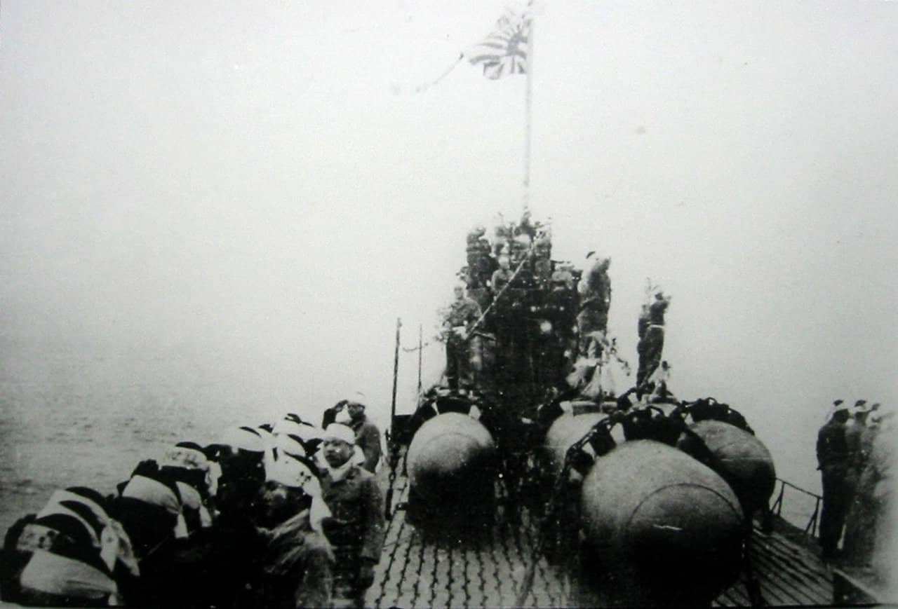 1945年4月20日,海上航行期间,在伊四十七号潜艇母舰甲板上拍摄的「回天」鱼雷及其「天武」攻击队所属驾驶员。在战争后期,此类自杀式行动基本都有去无回。